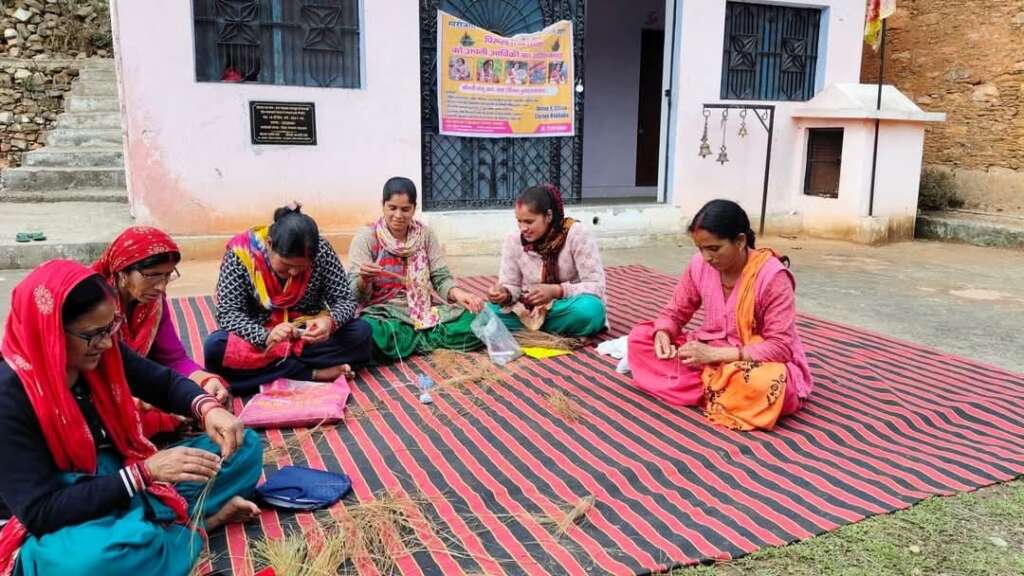 Uttarakhand: रुद्रप्रयाग की महिलाएं बन रही हैं आत्मनिर्भर, पिरूल हस्तशिल्प से खुले स्वरोजगार के नए द्वार