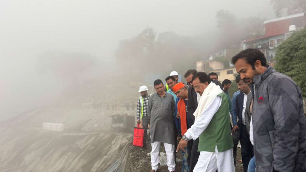 नैनीताल: सांसद अजय भट्ट ने बलियानाला में गतिमान कार्यों को परखा