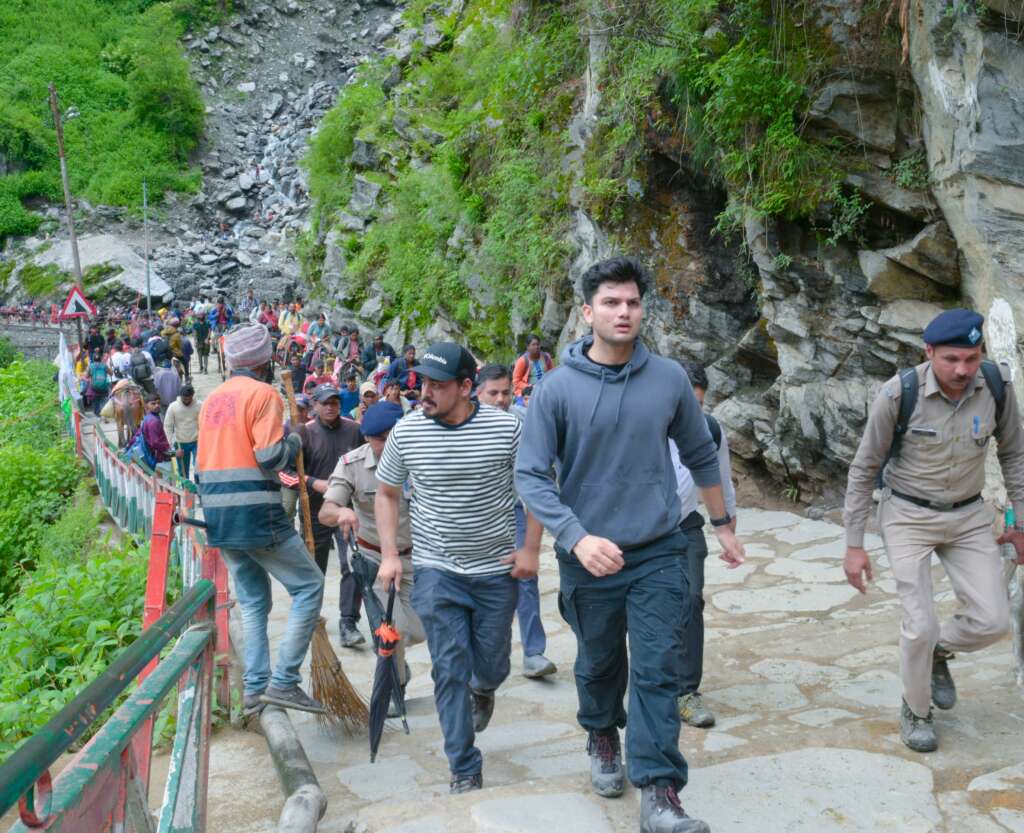 रुद्रप्रयाग: कार्यभार ग्रहण करते ही जिलाधिकारी प्रतीक जैन ने पैदल मार्ग से यात्रा कर लिया बाबा केदारनाथ का आशीर्वाद