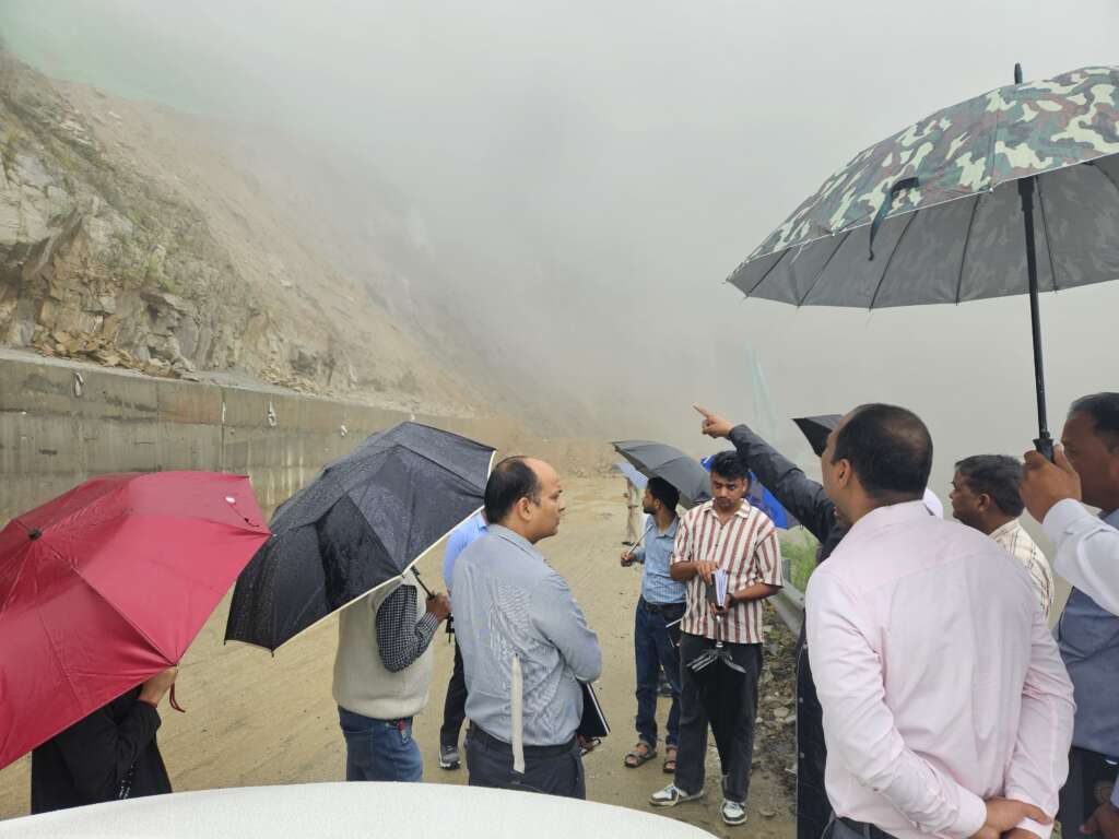 राष्ट्रीय राजमार्ग के क्रॉनिक भूस्खलन स्थलों पर सुरक्षात्मक कार्य प्राथमिकता पर करें– जिलाधिकारी