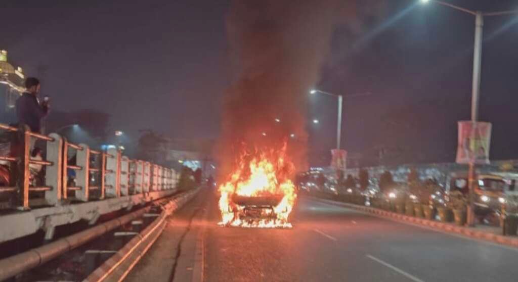 Uttarakhand: चलती कार बनी आग का गोला , इस हादसे में बाल- बाल बचे चार युवक