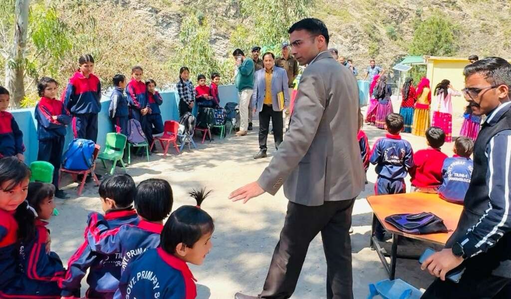 देहरादून: जिले में शिक्षा व्यवस्था सुदृढ़ बनाने के लिए जिला प्रशासन के समर्पित प्रयास ,सीएसआर फंड से दिए 4.50 लाख