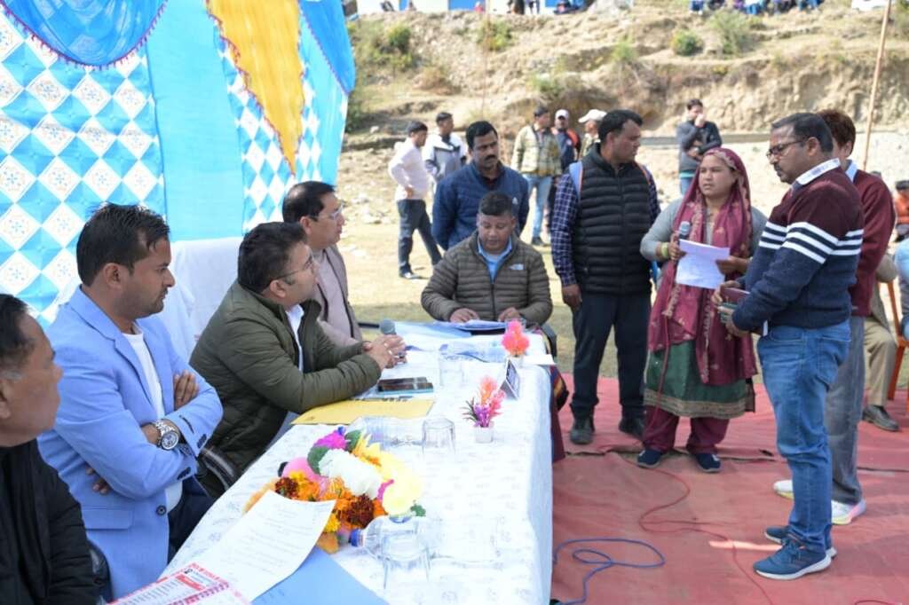 रुद्रप्रयाग: जिलाधिकारी विशाल मिश्रा ने अधिकारियों संग जन समस्याओं का किया त्वरित समाधान