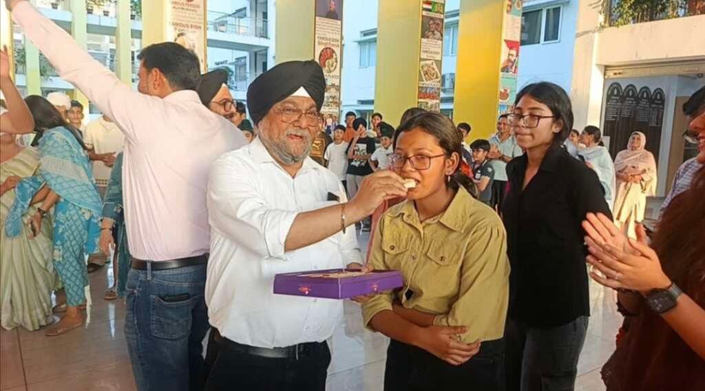 CBSE 10th Result 2026: उत्तराखंड की बेटी हर्षा ने रचा इतिहास, 500/500 अंक लाकर बनी टॉपर