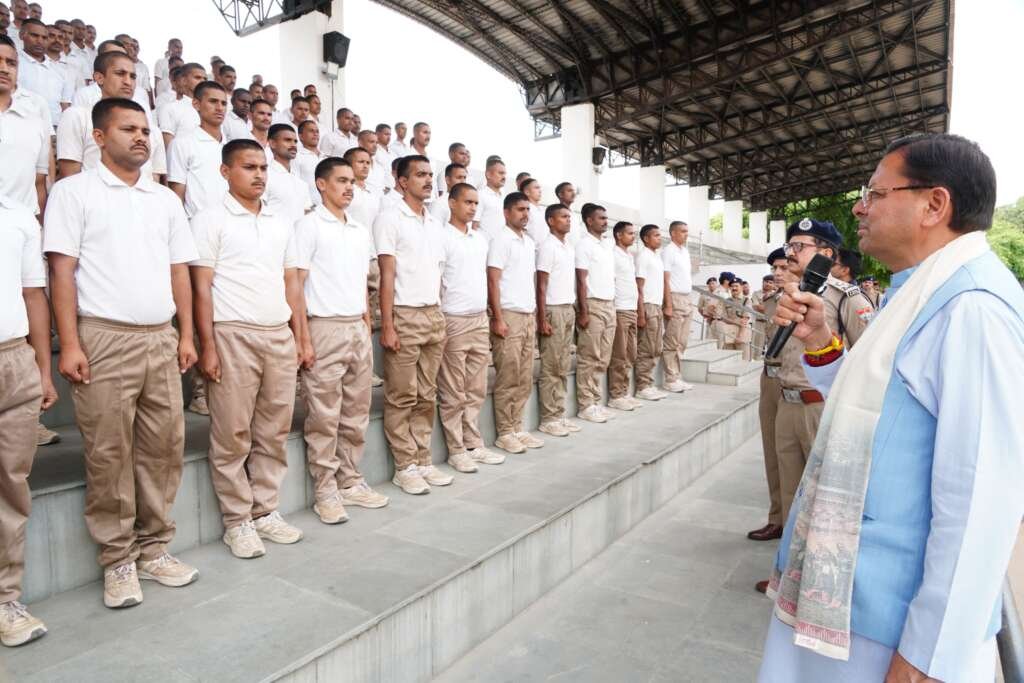 देहरादून: मुख्यमंत्री धामी ने पुलिस कांस्टेबलों को आधुनिक प्रशिक्षण में दक्ष बनने का आह्वान किया