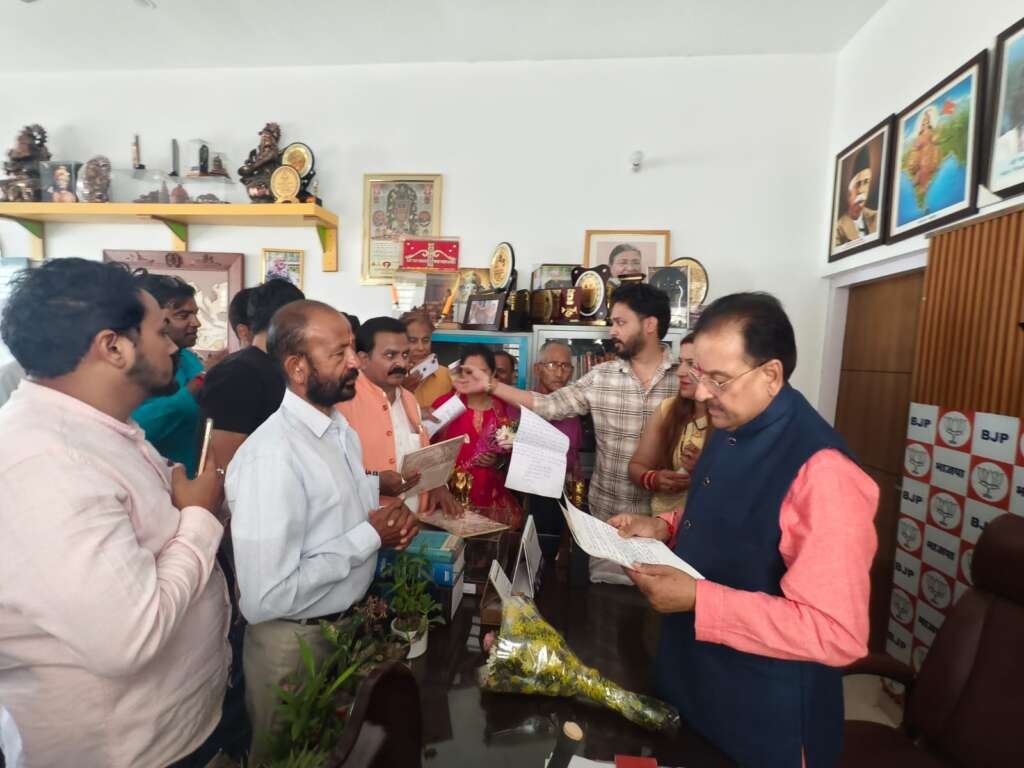 सांसद अजय भट्ट हल्द्वानी में जनसुनवाई के दौरान लोगों की समस्याएं सुनते हुए