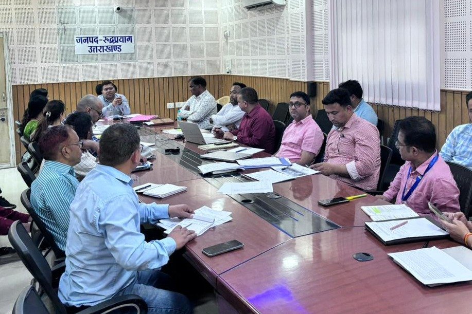 रुद्रप्रयाग में डीएचएस बैठक के दौरान जिलाधिकारी विशाल मिश्रा स्वास्थ्य योजनाओं की समीक्षा करते हुए
