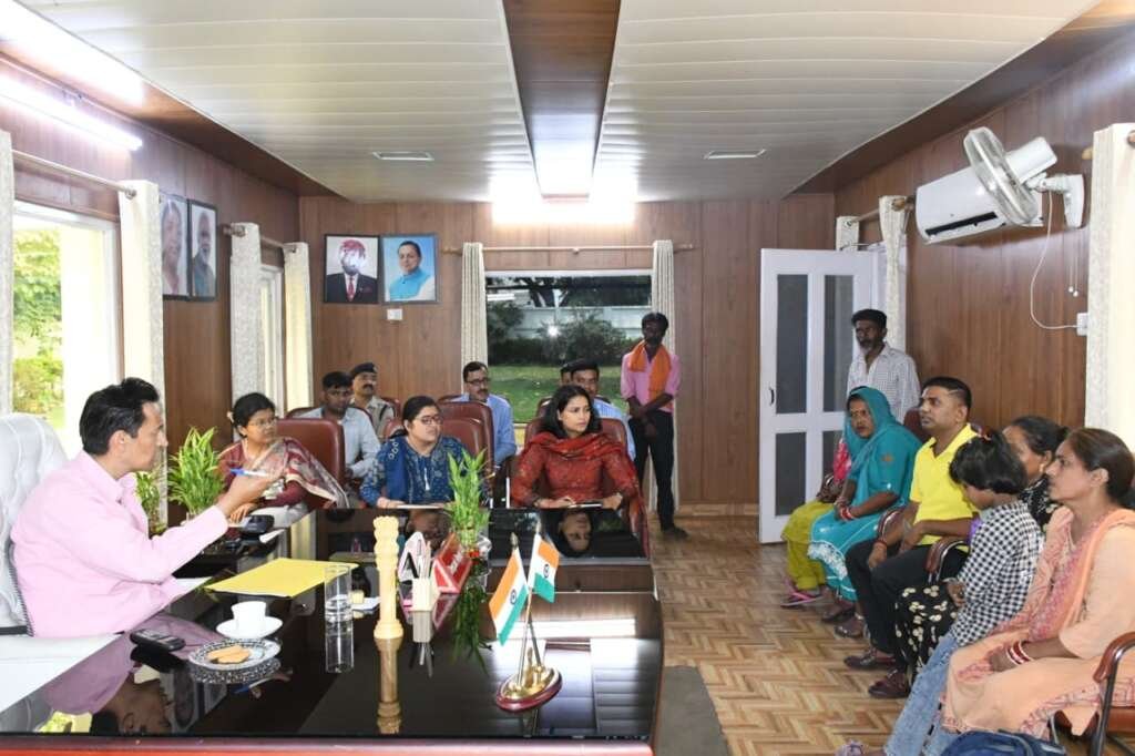 कुमाऊँ आयुक्त दीपक रावत हल्द्वानी जनसुनवाई में जनता की समस्याएं सुनते हुए