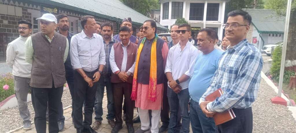 एटीआई नैनीताल में कार्यक्रम की तैयारियों का निरीक्षण करते सांसद अजय भट्ट व अधिकारी