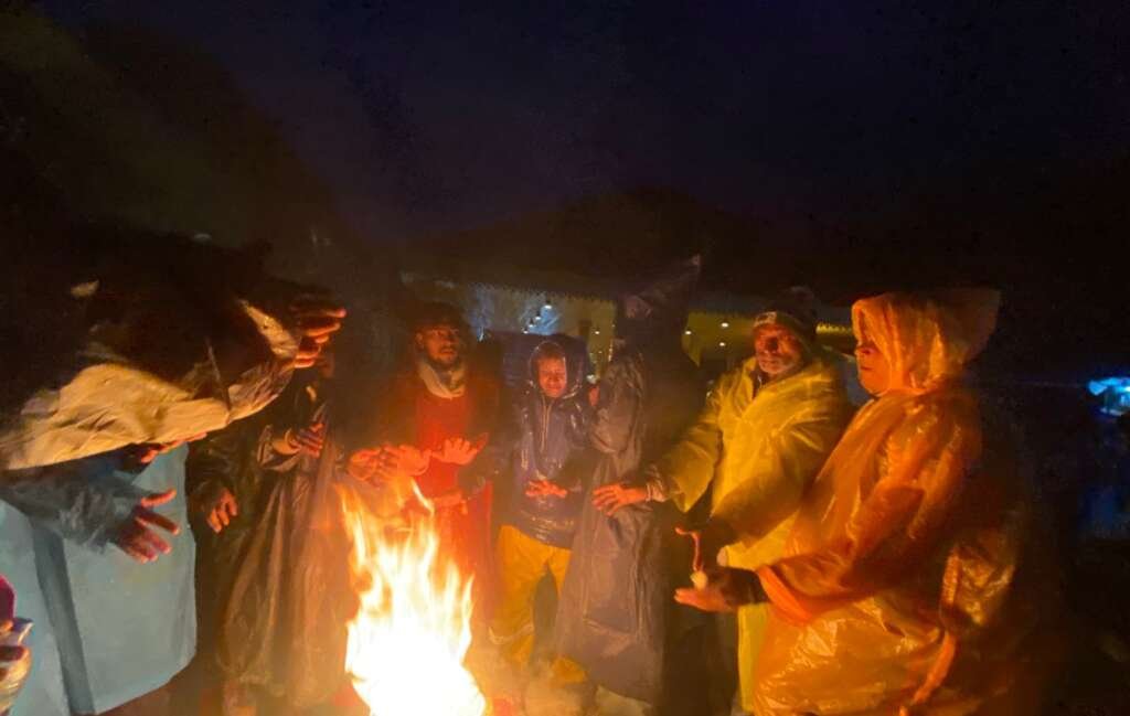 Kedarnath cold rain bonfire devotees relief Uttarakhand