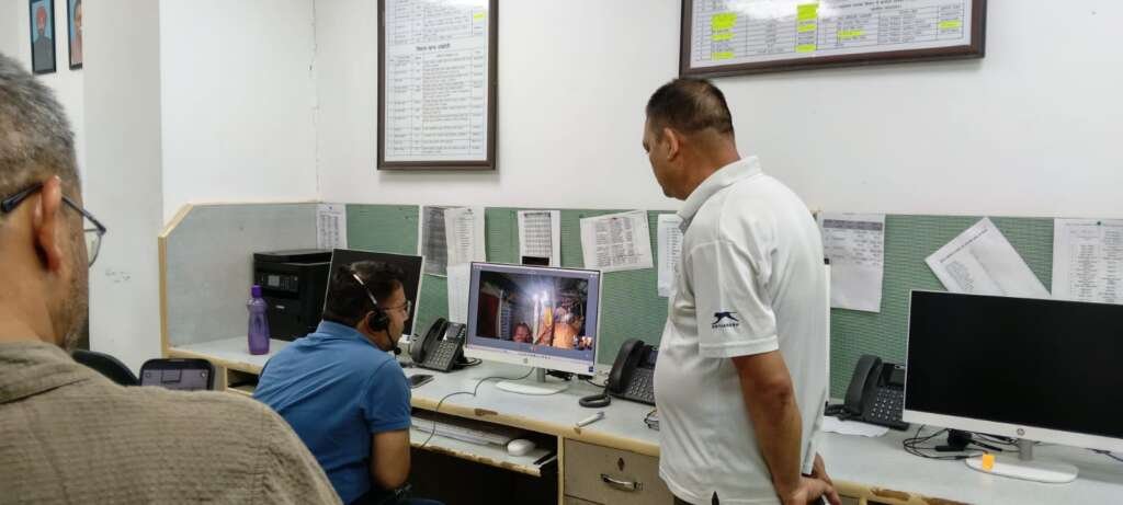 रुद्रप्रयाग में कंट्रोल रूम का निरीक्षण करते जिलाधिकारी विशाल मिश्रा