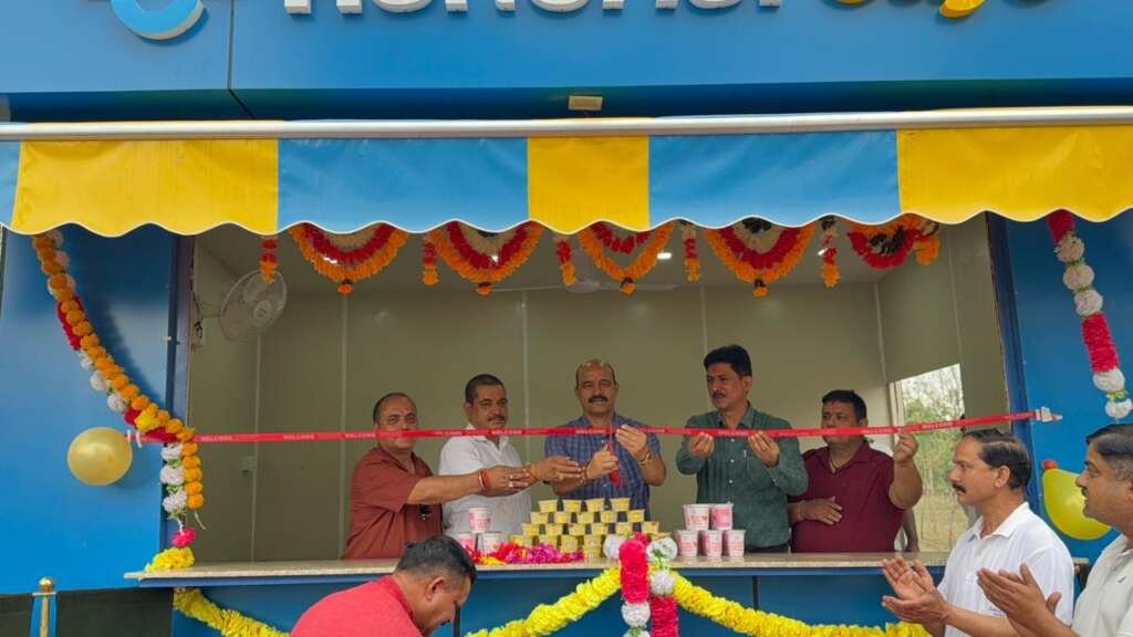 34वीं बटालियन ITBP लालकुआं में आंचल मिल्क पार्लर कैफे का उद्घाटन करते अधिकारी