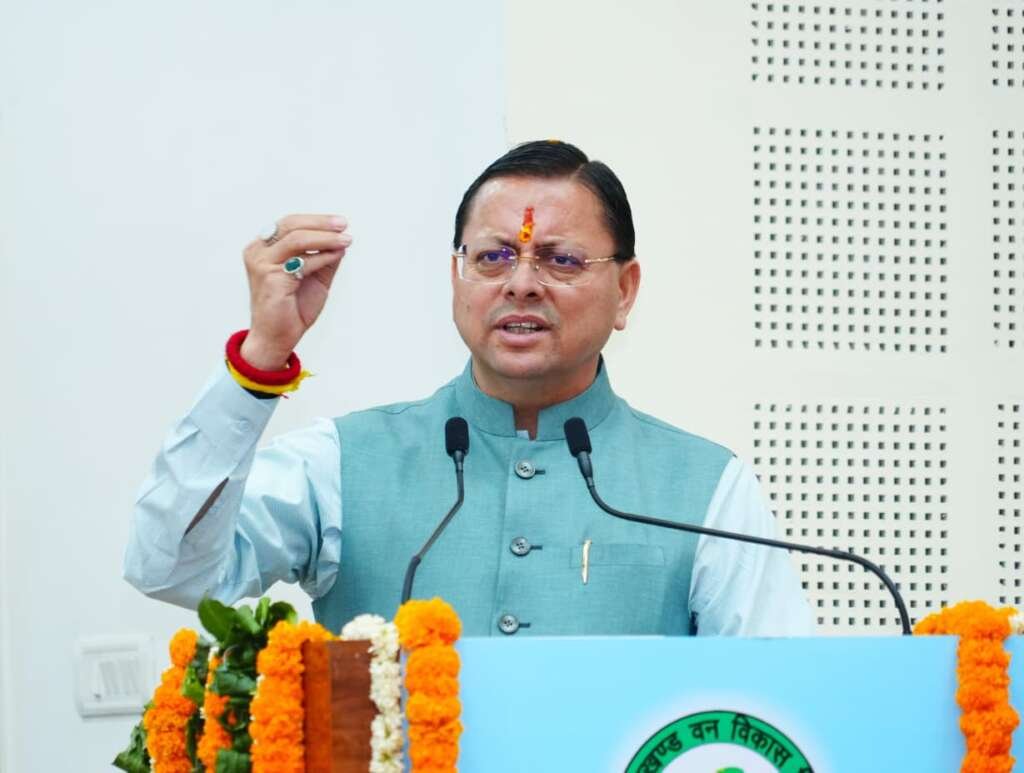 मुख्यमंत्री पुष्कर सिंह धामी वन विकास निगम के रजत जयंती समारोह में संबोधित करते हुए