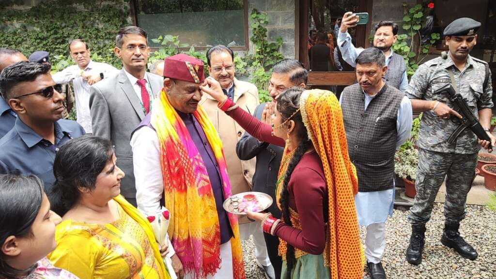 नैनीताल में लोकसभा अध्यक्ष ओम बिरला का पारंपरिक स्वागत किया जाता हुआ