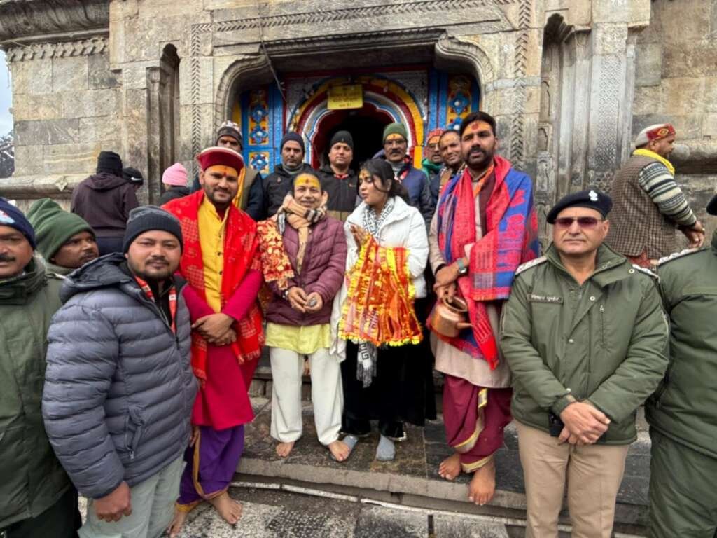 Kailash Kher Kedarnath Dham visit prayer Uttarakhand singer