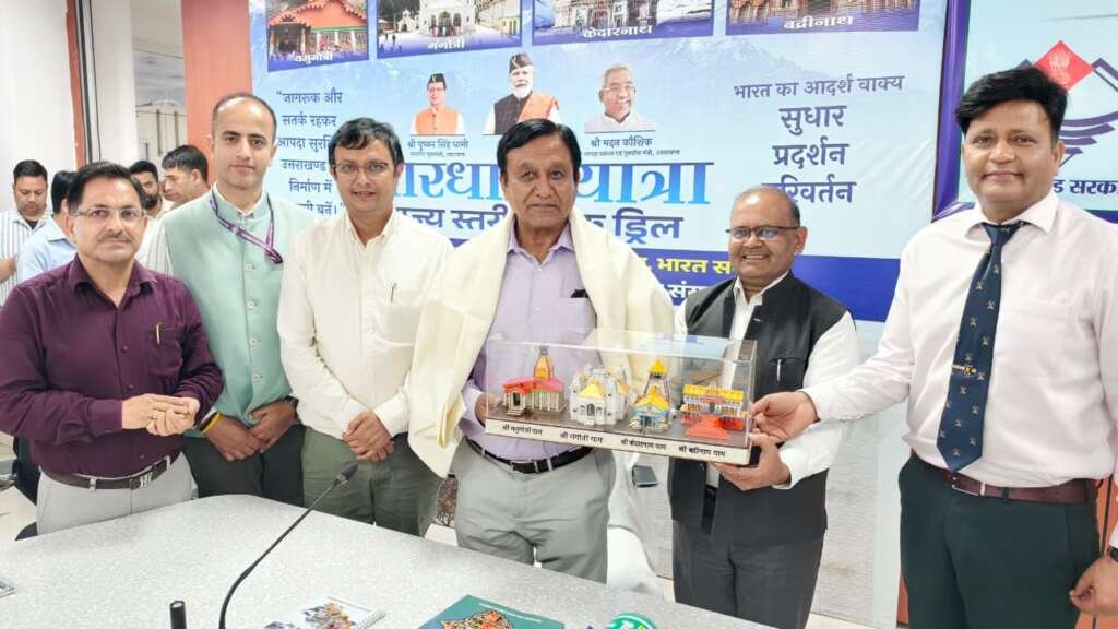 देहरादून में यूएसडीएमए कार्यालय का दौरा करते हिमाचल प्रदेश के आपदा प्रबंधन मंत्री जगत सिंह नेगी, चारधाम यात्रा मॉनिटरिंग सिस्टम की जानकारी लेते हुए।