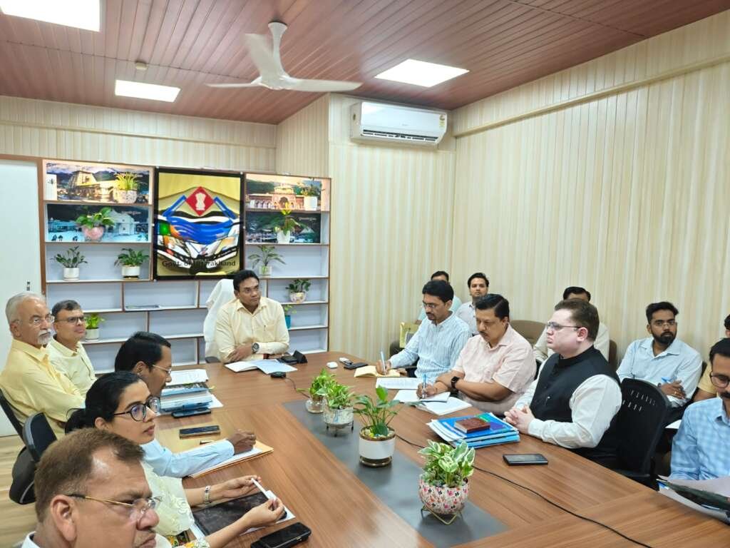 देहरादून में बैठक के दौरान निर्माण गतिविधियों और रेरा पोर्टल से जुड़ी व्यवस्थाओं की समीक्षा करते आवास सचिव डॉ. आर. राजेश कुमार।