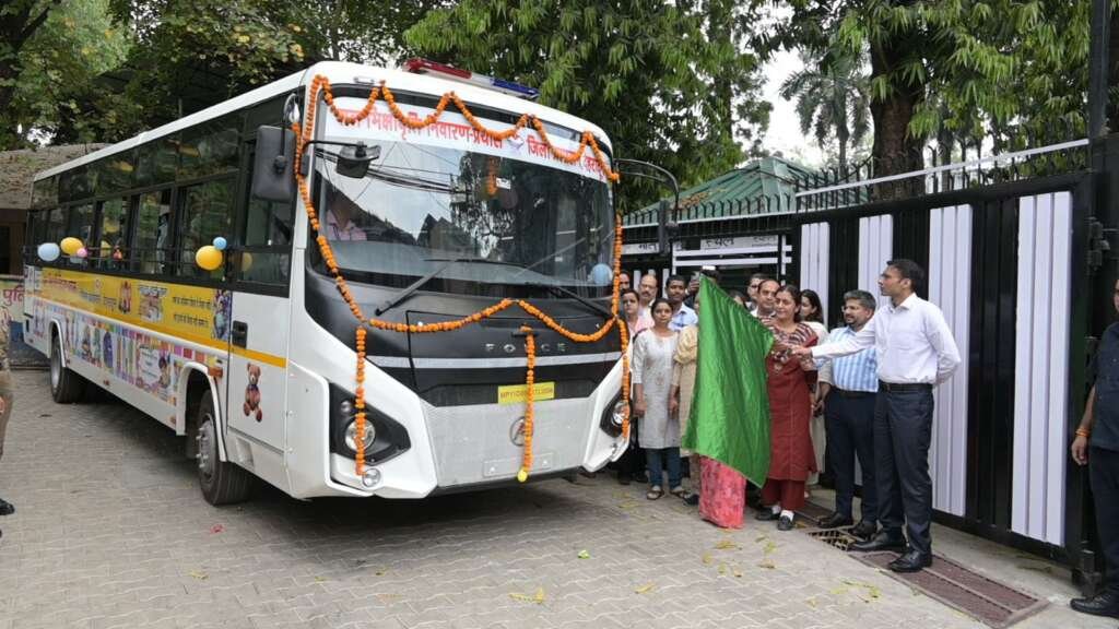 देहरादून में इंटेंसिव केयर सेंटर के बच्चों के लिए बस को हरी झंडी दिखाते डीएम सविन बंसल।
