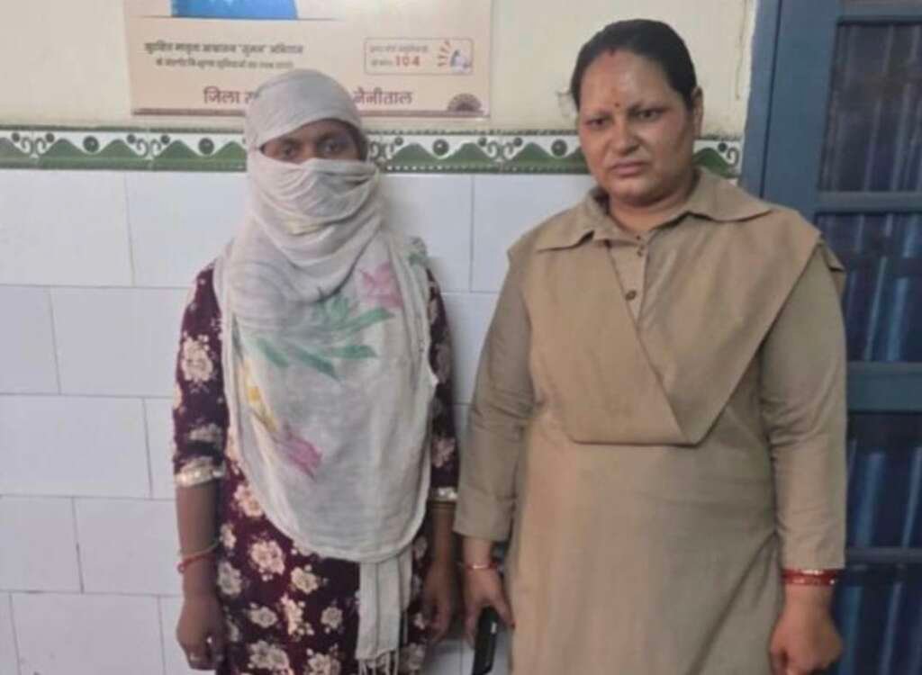 हल्द्वानी में मंगलसूत्र चोरी मामले में गिरफ्तार आरोपी महिला को पकड़ती पुलिस