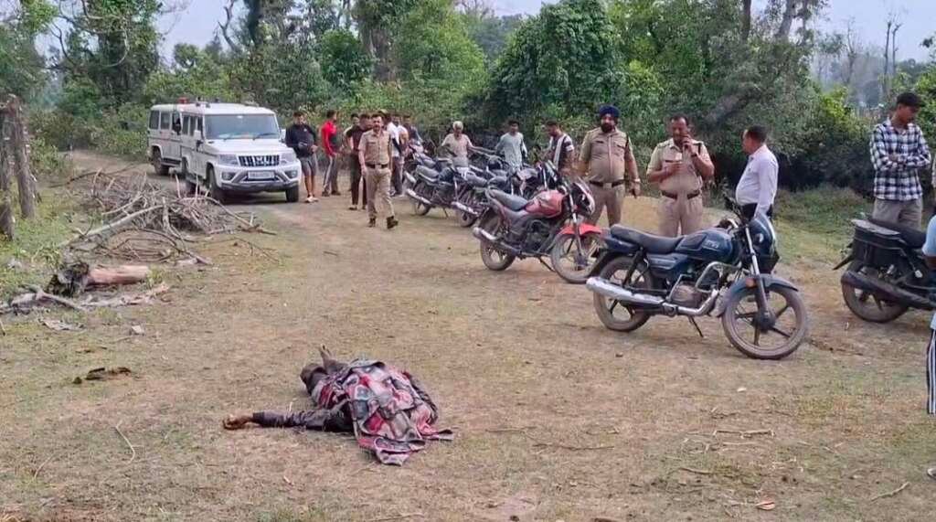 लालकुआं के टांडा रेंज में हाथी हमले के बाद घटनास्थल का निरीक्षण करते अधिकारी