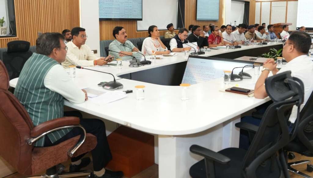 मुख्य सचिव आनंद बर्द्धन देहरादून में कुम्भ मेला 2027 की तैयारियों को लेकर अधिकारियों के साथ बैठक करते हुए