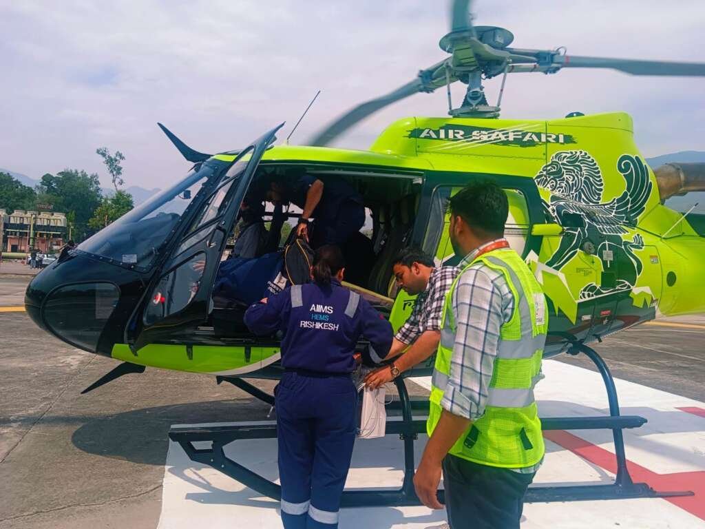 रुद्रप्रयाग में केदारनाथ यात्रा के दौरान मरीज को हेलीकॉप्टर से एयरलिफ्ट करते बचाव दल