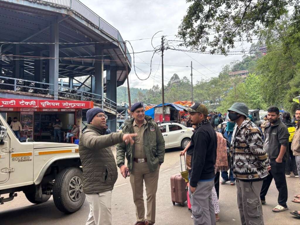 रुद्रप्रयाग में केदारनाथ यात्रा 2026 की व्यवस्थाओं का निरीक्षण करते डीएम विशाल मिश्रा।