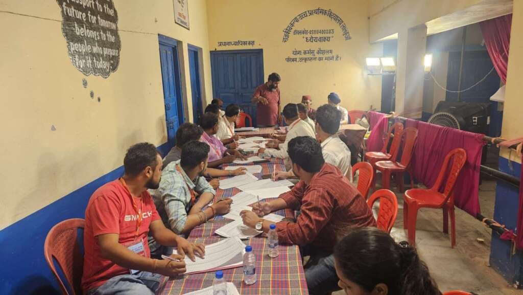 लालकुआँ व्यापार मंडल चुनाव में मतगणना पूरी होने के बाद परिणाम घोषित होते हुए दृश्य