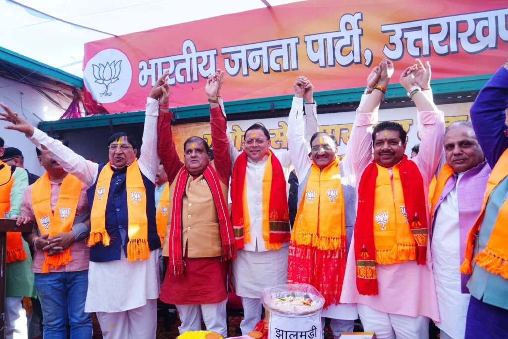 देहरादून भाजपा मुख्यालय में जीत का जश्न मनाते मुख्यमंत्री पुष्कर सिंह धामी, भाजपा नेता और कार्यकर्ता
