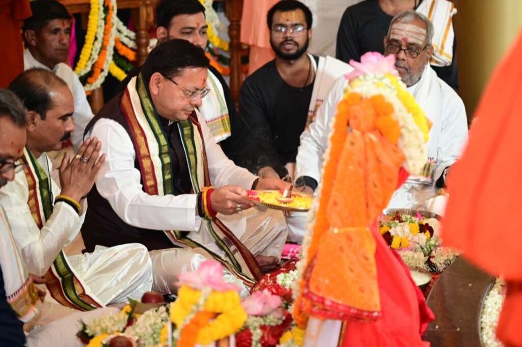डोल आश्रम में कन्या पूजन करते मुख्यमंत्री पुष्कर सिंह धामी।