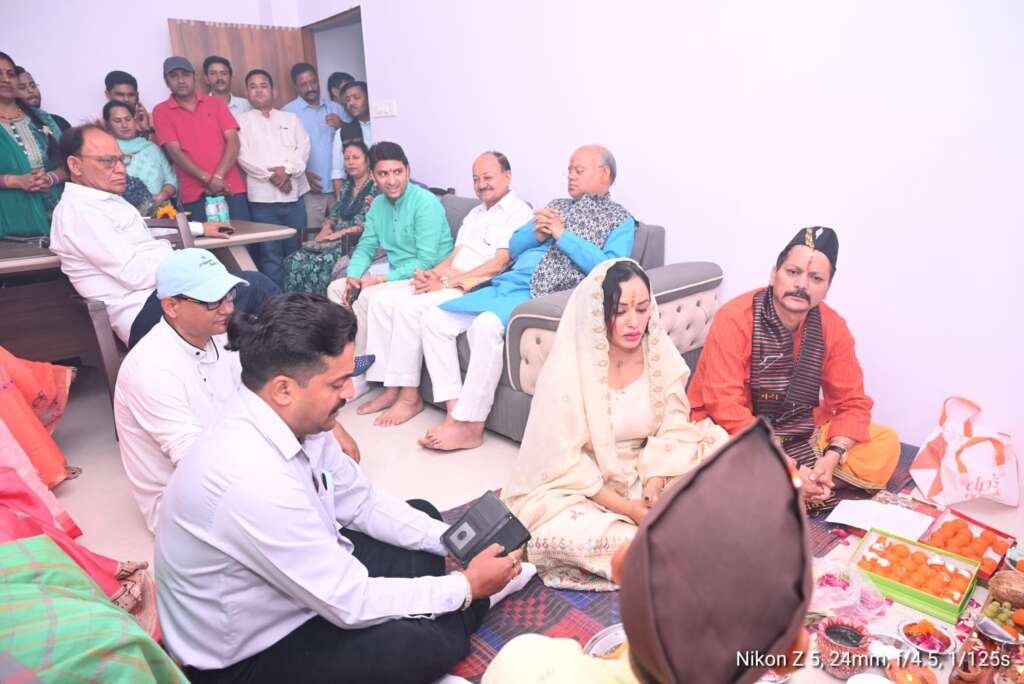 हल्द्वानी में कैंप कार्यालय के शुभारंभ पर हवन-पूजन करते मीडिया सलाहकार समिति के उपाध्यक्ष ध्रुव रौतेला