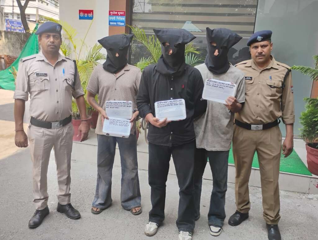 रामनगर लूटकांड में गिरफ्तार आरोपी और पुलिस टीम