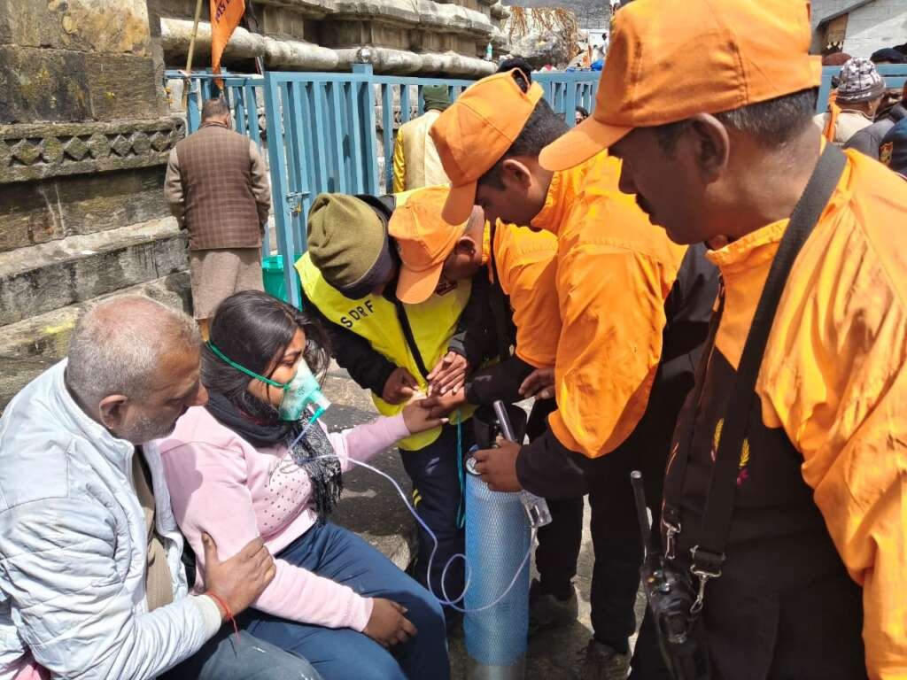 केदारनाथ यात्रा में यात्रियों की मदद करती प्रशासन और आपदा प्रबंधन टीम