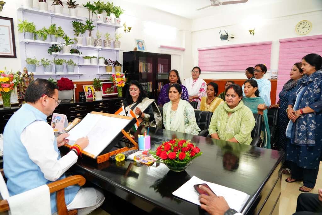 मुख्यमंत्री पुष्कर सिंह धामी आंगनबाड़ी कर्मियों के प्रतिनिधिमंडल से मुलाकात करते हुए।