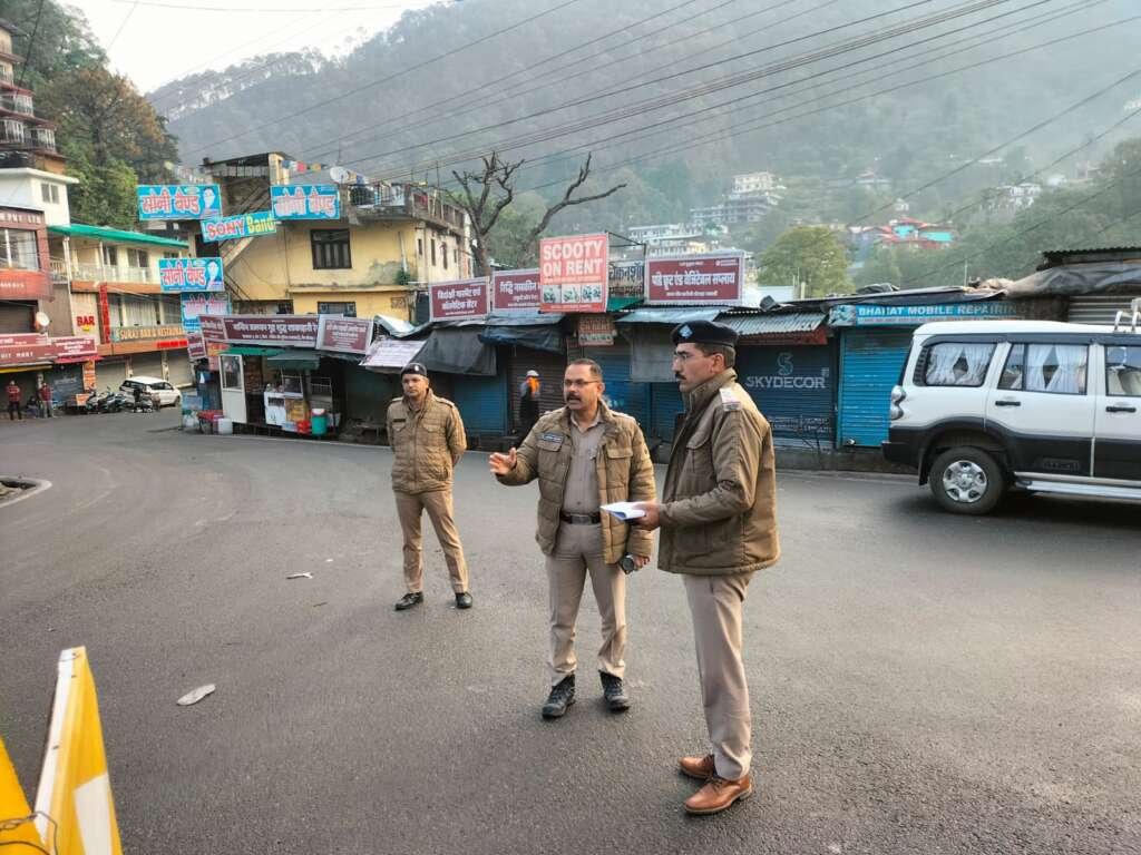 कैंची धाम–भवाली मार्ग पर वीकेंड के दौरान यातायात व्यवस्था संभालते पुलिस अधिकारी और जवान।