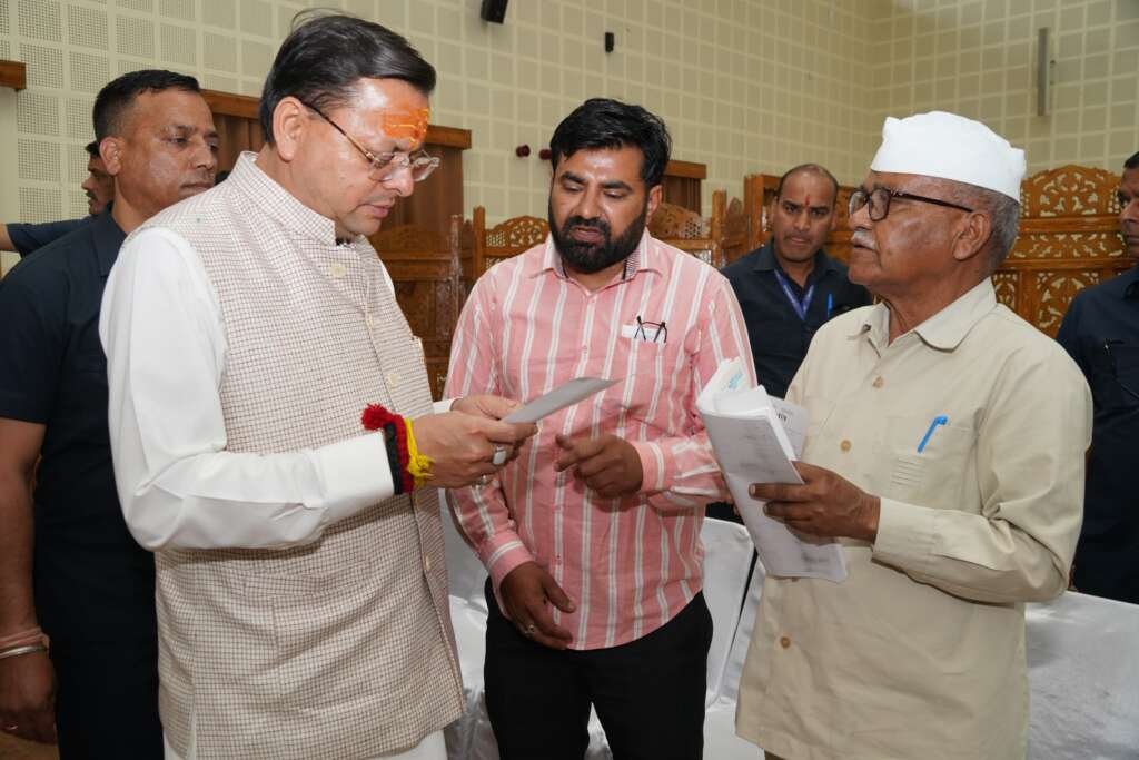 देहरादून में जनसुनवाई के दौरान लोगों की समस्याएं सुनते मुख्यमंत्री पुष्कर सिंह धामी।