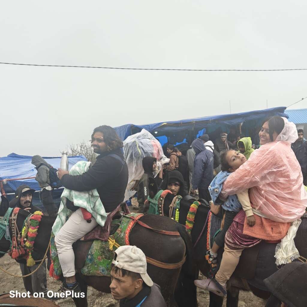 केदारनाथ यात्रा के दौरान बीमार हुई 10 माह की बच्ची का उपचार करते स्वास्थ्य विभाग की टीम।