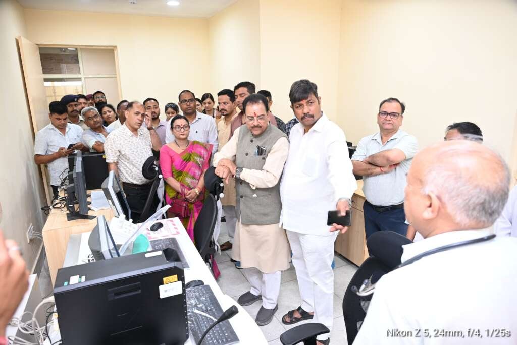 हल्द्वानी स्थित सुशीला तिवारी अस्पताल में निर्माण कार्यों का निरीक्षण करते सांसद अजय भट्ट।