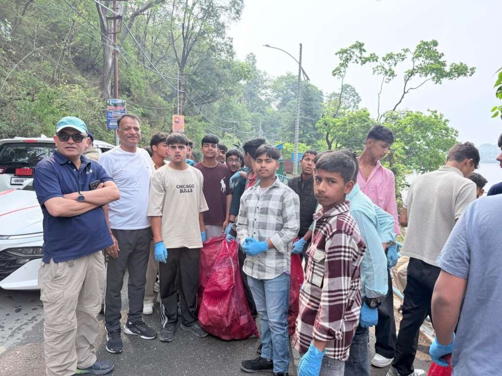 भीमताल झील के आसपास स्वच्छता अभियान चलाते छात्र-छात्राएं और प्रशासनिक अधिकारी।