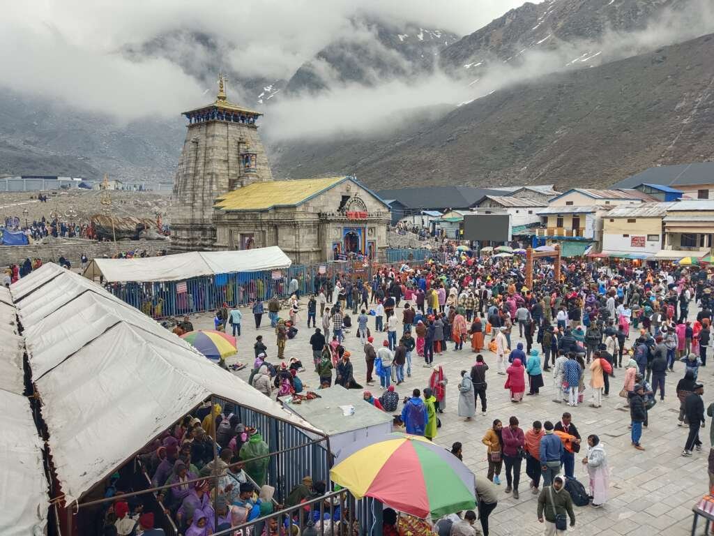 श्री केदारनाथ धाम में दर्शन के लिए पहुंचे श्रद्धालु और यात्रा व्यवस्थाओं में जुटा प्रशासन