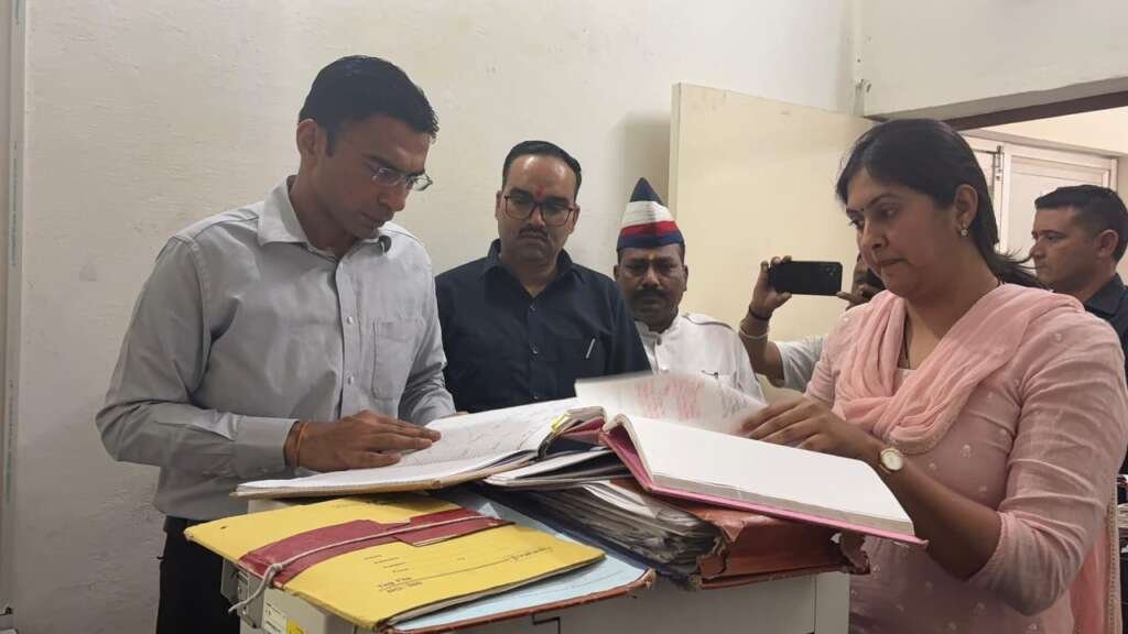 देहरादून के विकासनगर सब-रजिस्ट्रार कार्यालय में निरीक्षण के दौरान अधिकारियों के साथ डीएम सविन बंसल।
