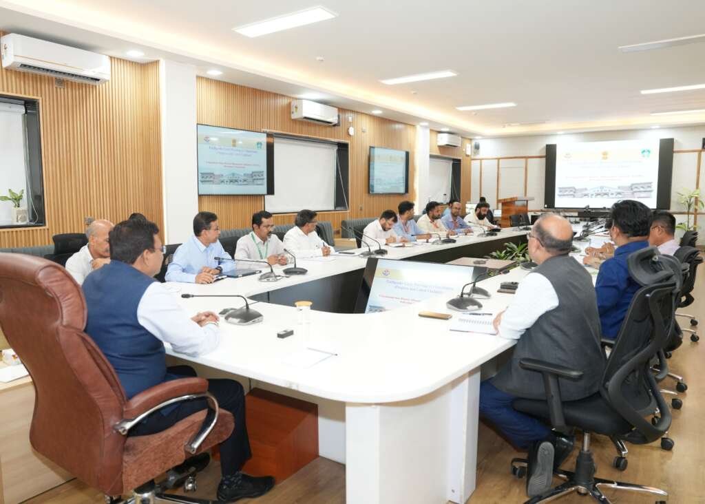 देहरादून सचिवालय में ग्लेशियर झील और भूकम्प पूर्व चेतावनी प्रणाली की समीक्षा बैठक करते मुख्य सचिव आनंद बर्द्धन।