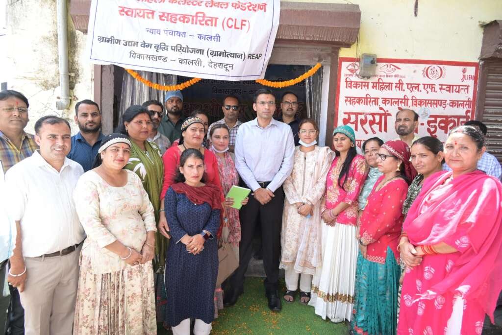 देहरादून के कालसी क्षेत्र में महिला स्वयं सहायता समूहों के उत्पादों का निरीक्षण करते जिलाधिकारी सविन बंसल