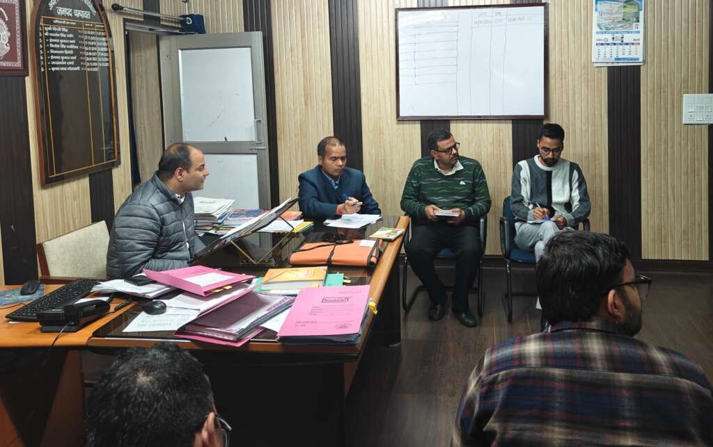 फसल नुकसान और आपदा प्रबंधन को लेकर अधिकारियों की बैठक लेते जिलाधिकारी Manish Kumar