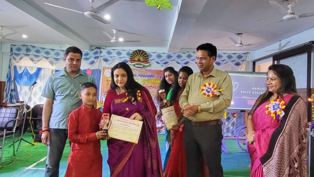 केंद्रीय विद्यालय अगस्त्यमुनि के वार्षिकोत्सव में मंच पर छात्र-छात्राओं को पुरस्कार और सम्मान प्रदान करते अतिथि एवं शिक्षक।