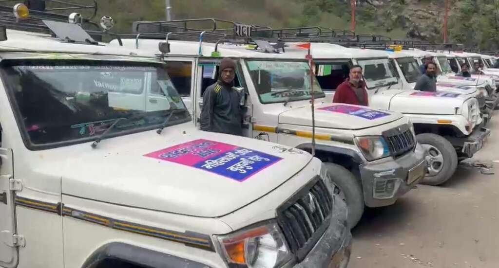 केदारनाथ यात्रा के दौरान सोनप्रयाग-गौरीकुंड मार्ग पर श्रद्धालुओं की सुविधा के लिए खड़े परिवहन विभाग के विशेष वाहन।
