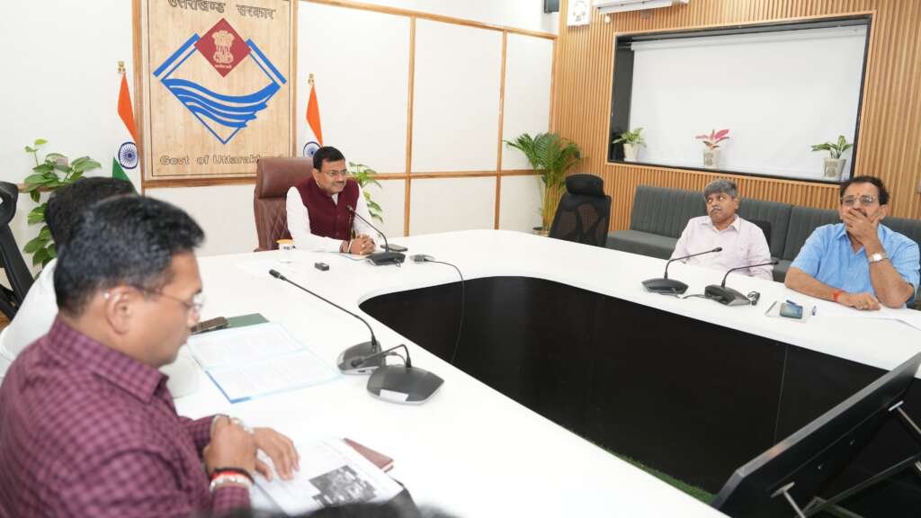 देहरादून में रोपवे परियोजनाओं की समीक्षा बैठक की अध्यक्षता करते मुख्य सचिव आनंद बर्द्धन और अन्य अधिकारी।