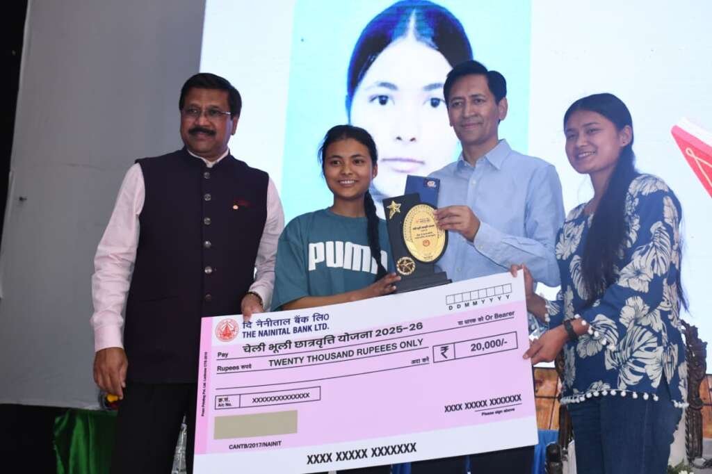 हल्द्वानी में आयोजित कार्यक्रम में कुमाऊं आयुक्त दीपक रावत मेधावी छात्राओं को छात्रवृत्ति प्रदान करते हुए।
