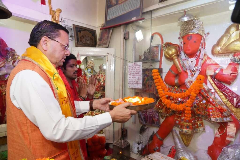 देहरादून के श्री हनुमान मंदिर में पूजा-अर्चना करते मुख्यमंत्री पुष्कर सिंह धामी