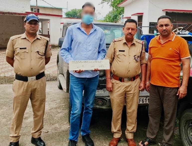 हल्द्वानी में ऑपरेशन प्रहार के दौरान पुलिस द्वारा पकड़ी गई फर्जी नंबर प्लेट लगी महिंद्रा थार।